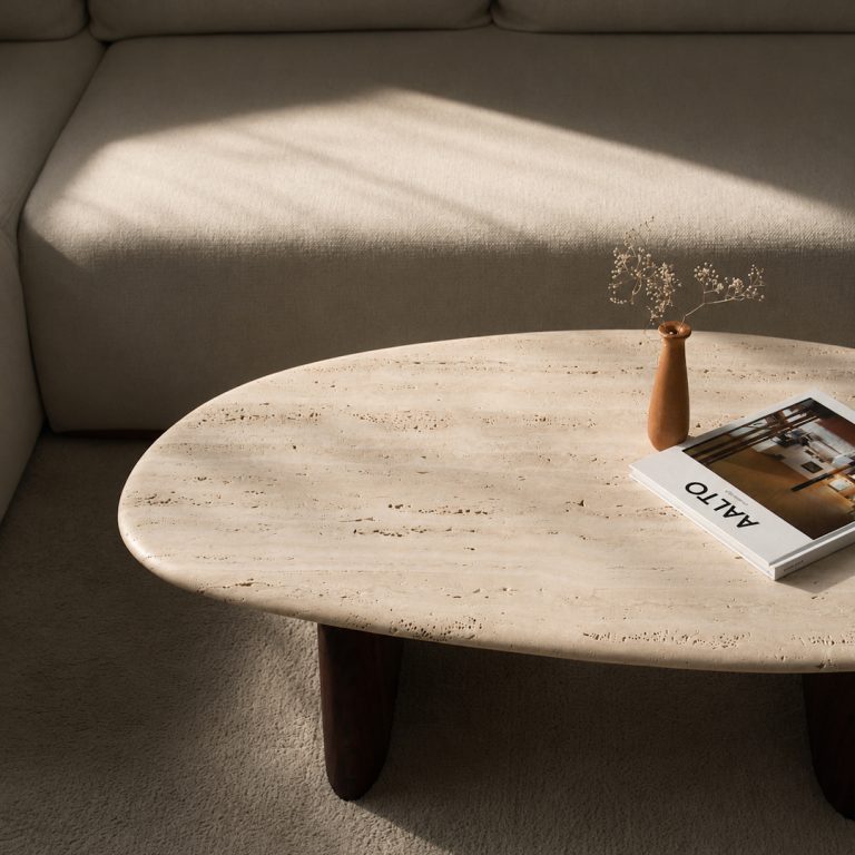 PEBBLE klub sto, travertin - 100x62x36cm
