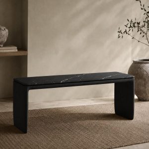 Klupa minimalističkog dizajna, od masiva hrasta i crnog mermera.